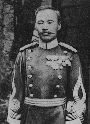 陸軍の軍服に勲章をつけた森鷗外の肖像写真。