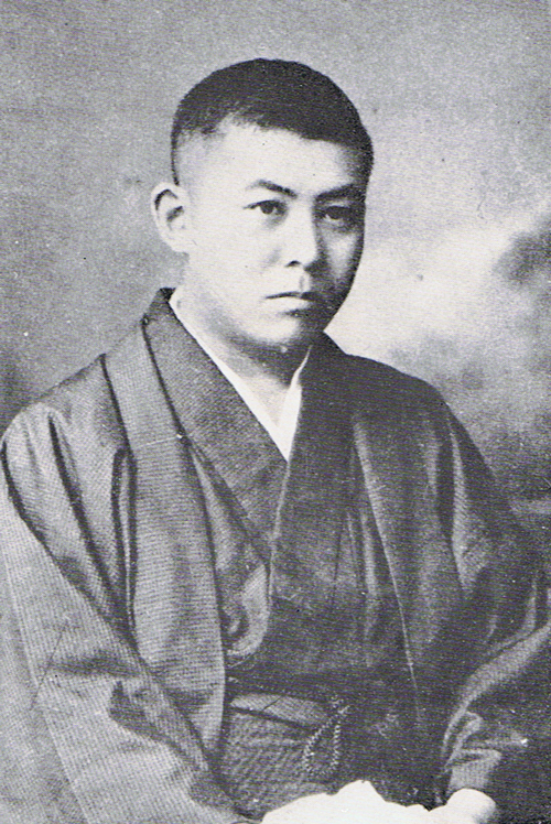 和服姿の若い谷崎潤一郎の肖像写真。