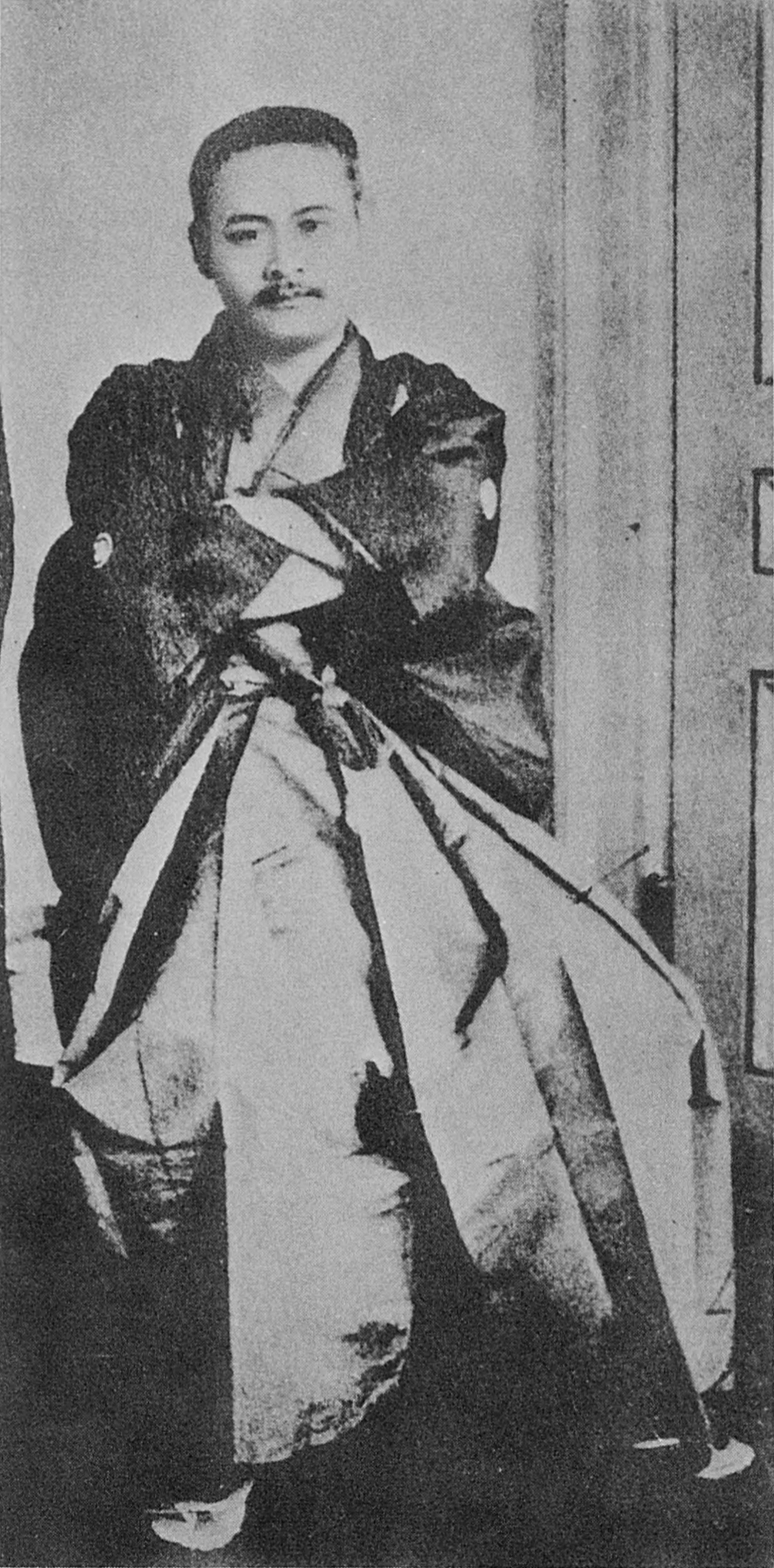 和服姿で立つ田山花袋の肖像写真。