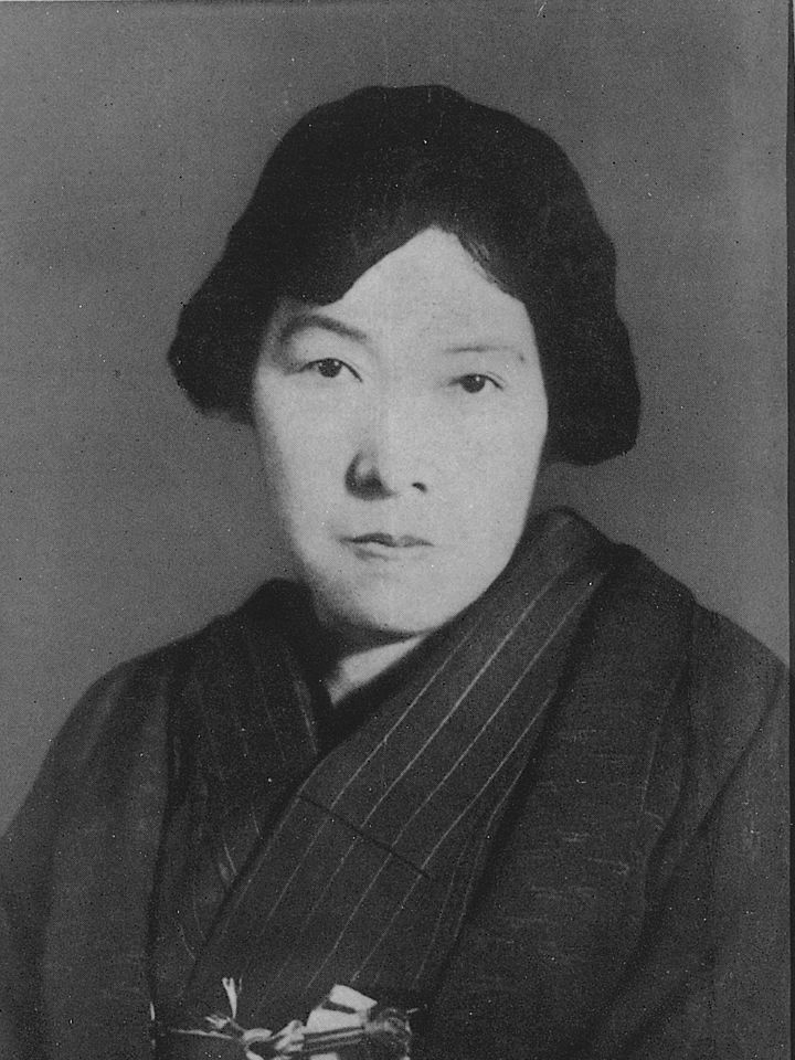 和服姿で、束ねた髪の与謝野晶子の肖像写真（胸から上）。